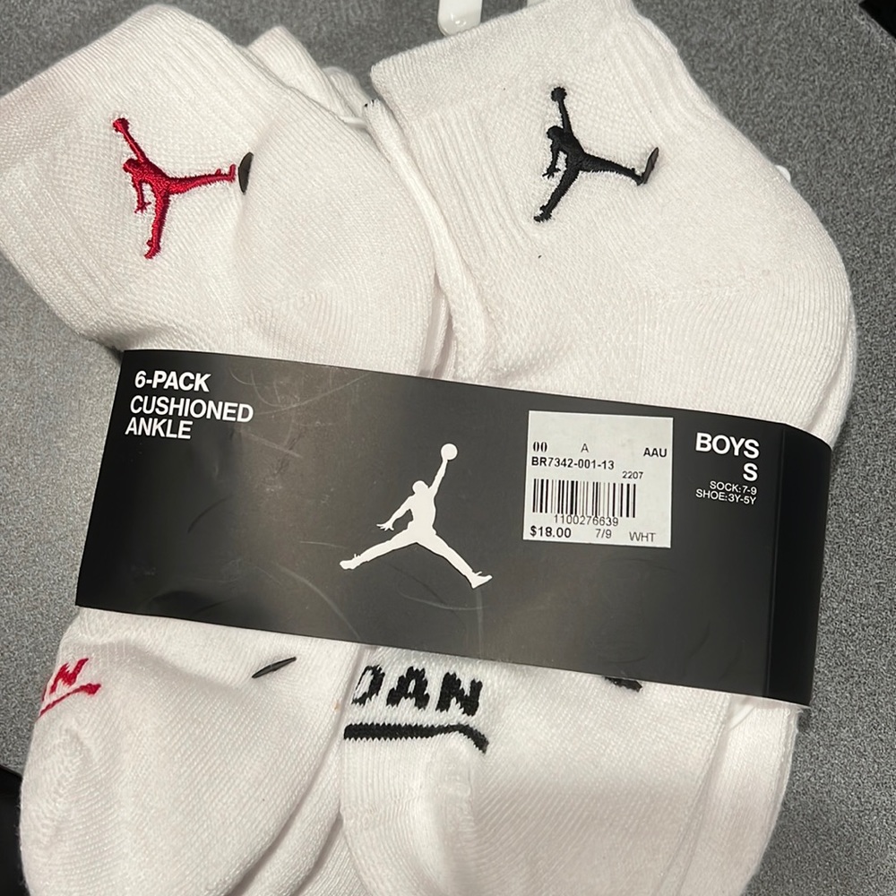 White bran new jordan socks size small 7-9 shoe 3y-5y